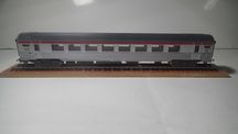 Carruagem Tee inox a bogies da HORNBY, Escala H0