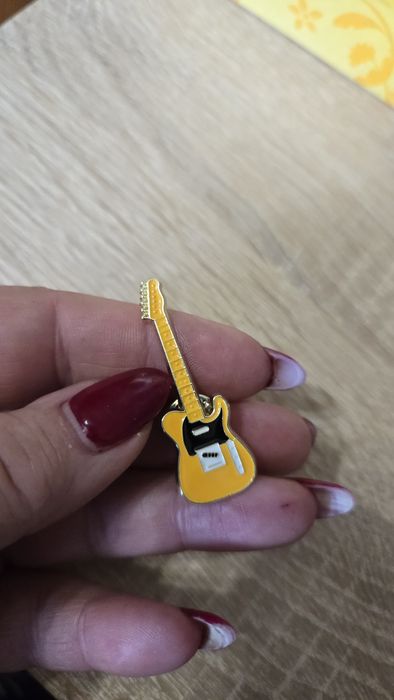 Przypinka gitara żółta.