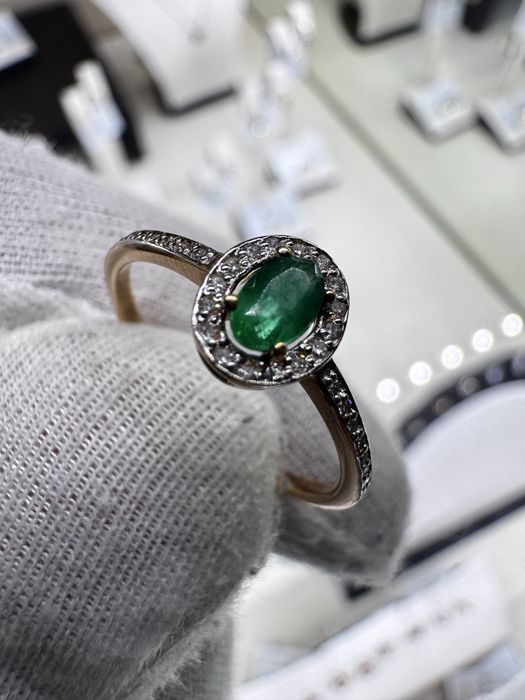 прекрасное золотое кольцо с изумрудом и натуральными бриллиантами