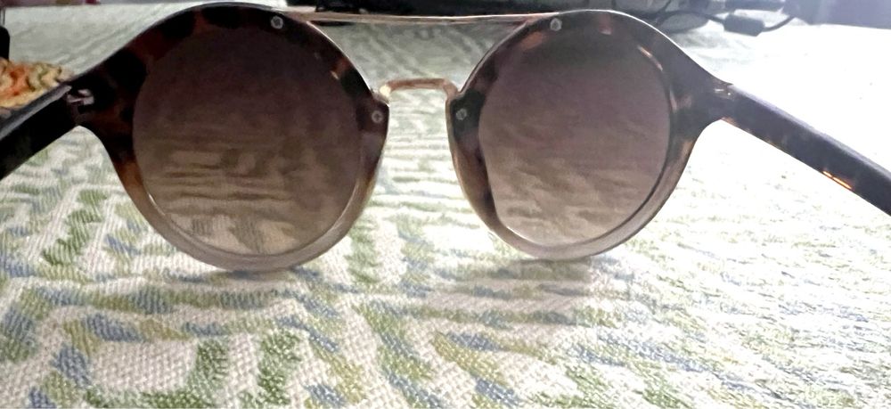 Óculos de sol redondos com detalhe dourado Parfois nunca usados