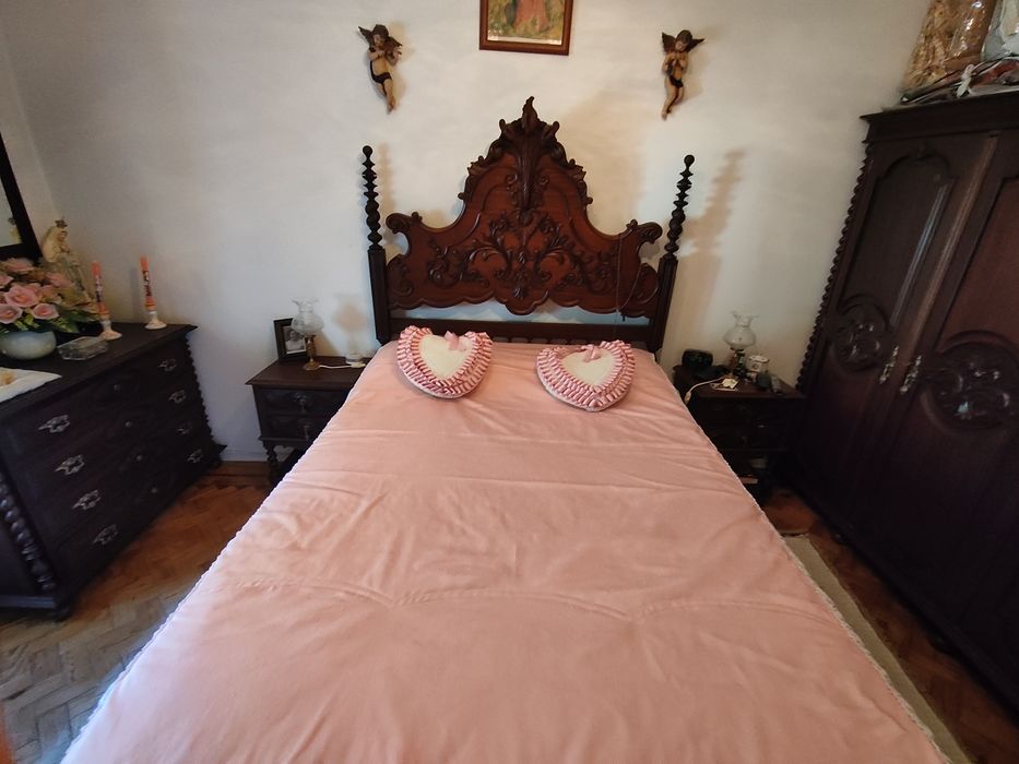 Cama, roupeiro, cómoda e mesas de cabeceira