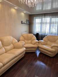 Продам кожанную мебель ( диван плюс два кресла )