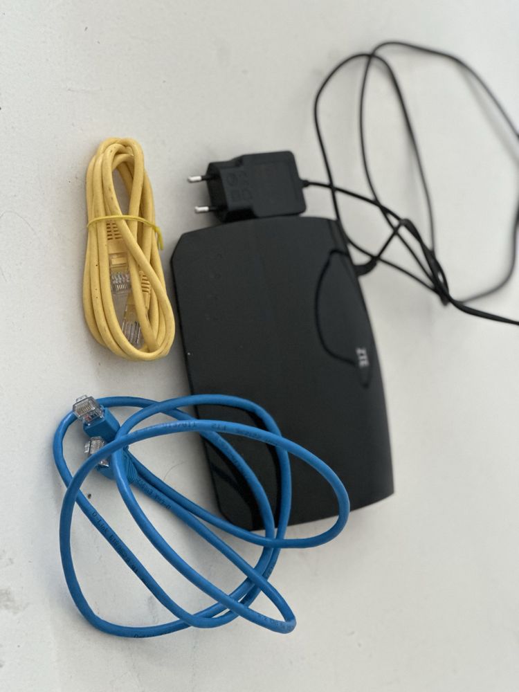 Router wifi ZTE z kablami