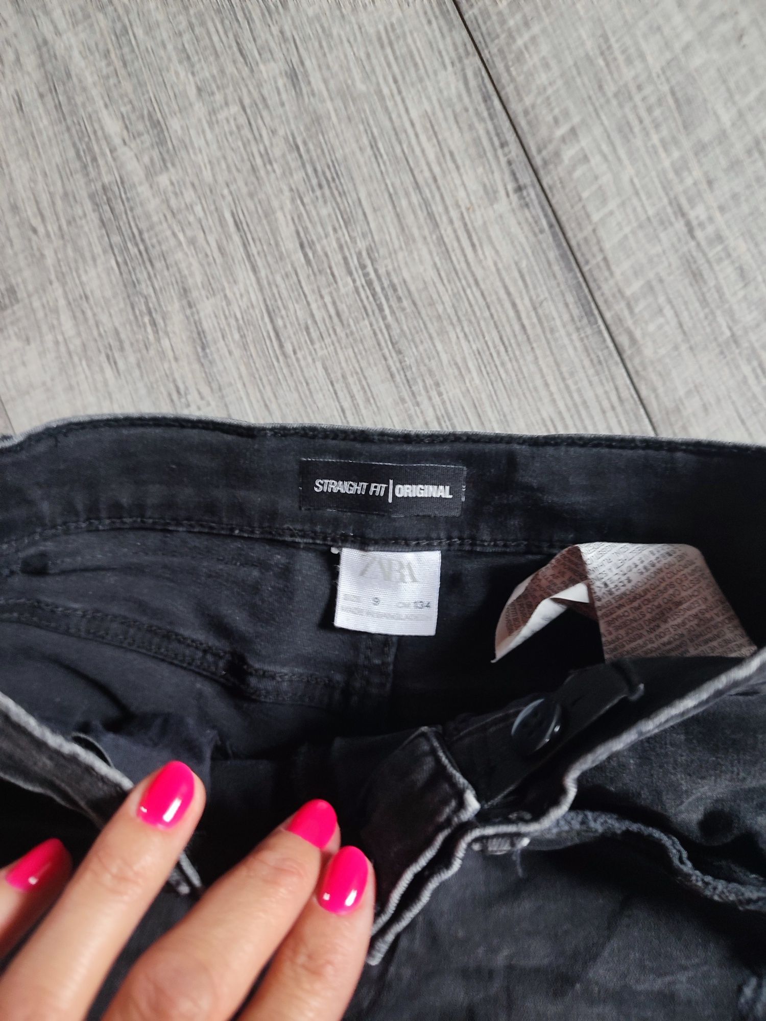 Spodnie Zara czarne jeans r.134 chłopięce modne dziury długie krótkie