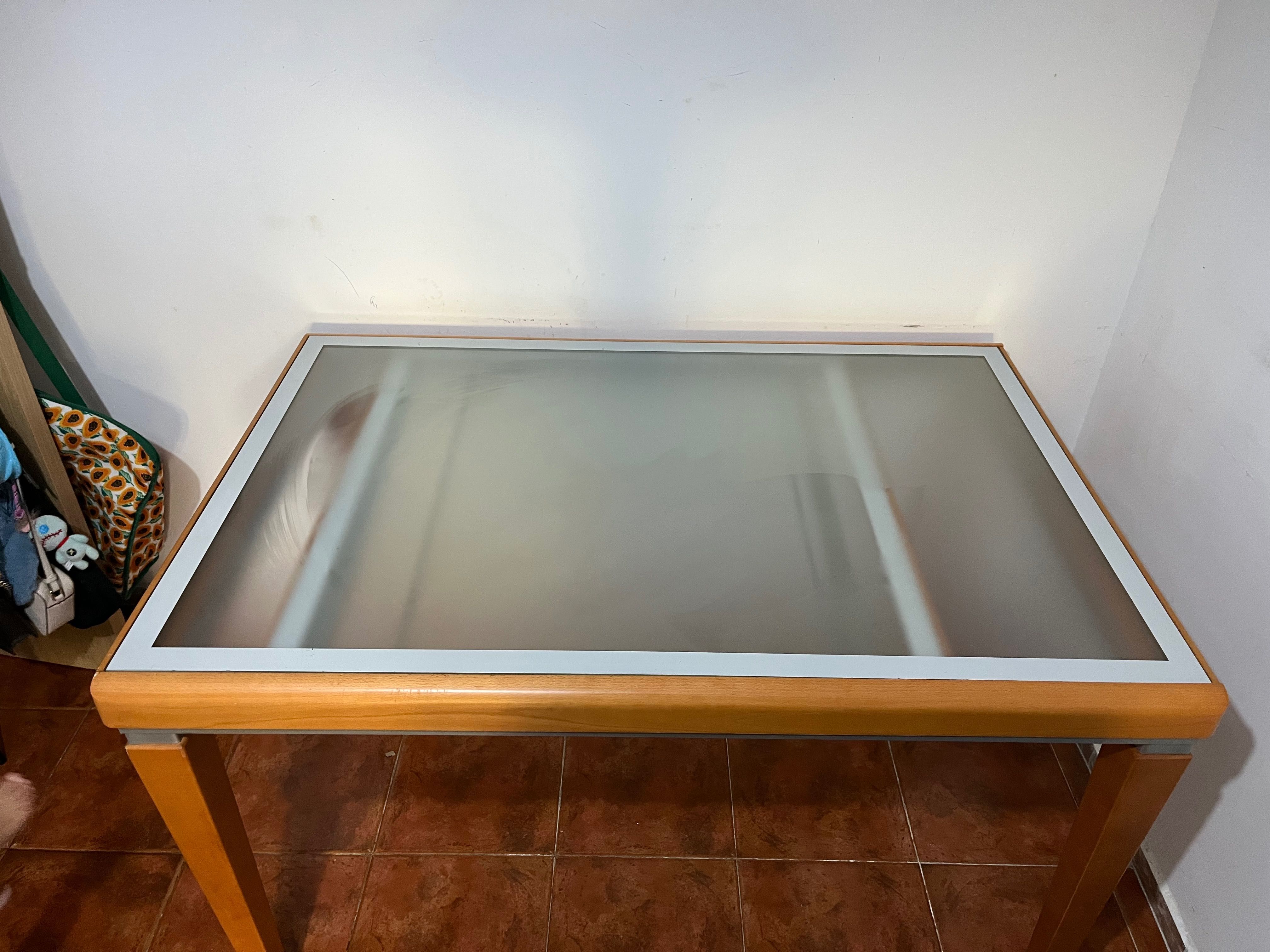 Vendo mesa de madeira com vidro