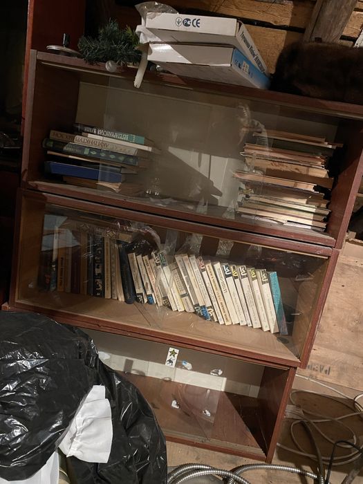полки книжные, обувь отдам даром