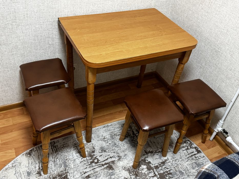 Кухонный стол со стульями