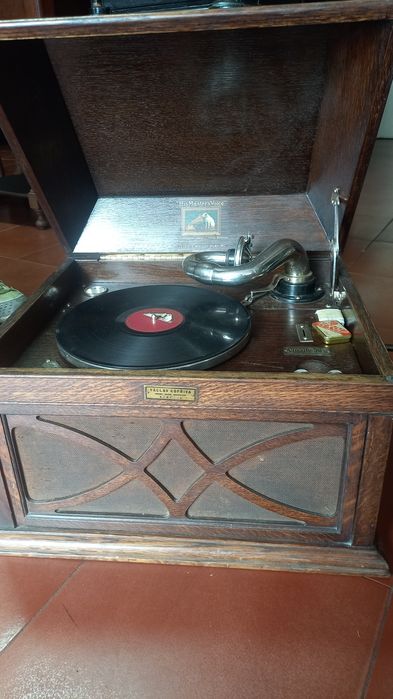 Caixa antiga, gira discos de vinil.