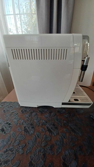 Ekspres DeLonghi Dinamica kremowy