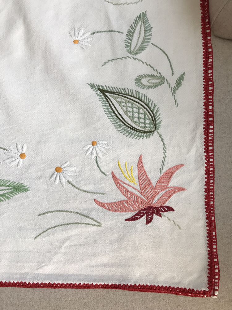 Biały obrus vintage ręcznie haftowany kwiaty liście