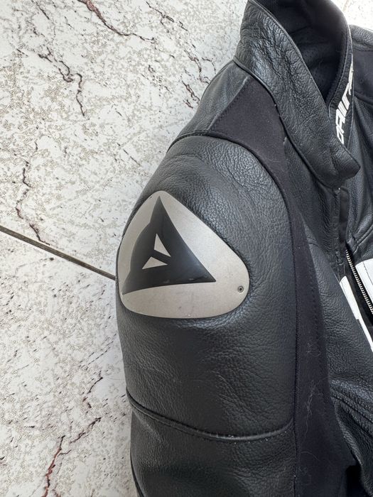 Кожаная мото куртка Dainese