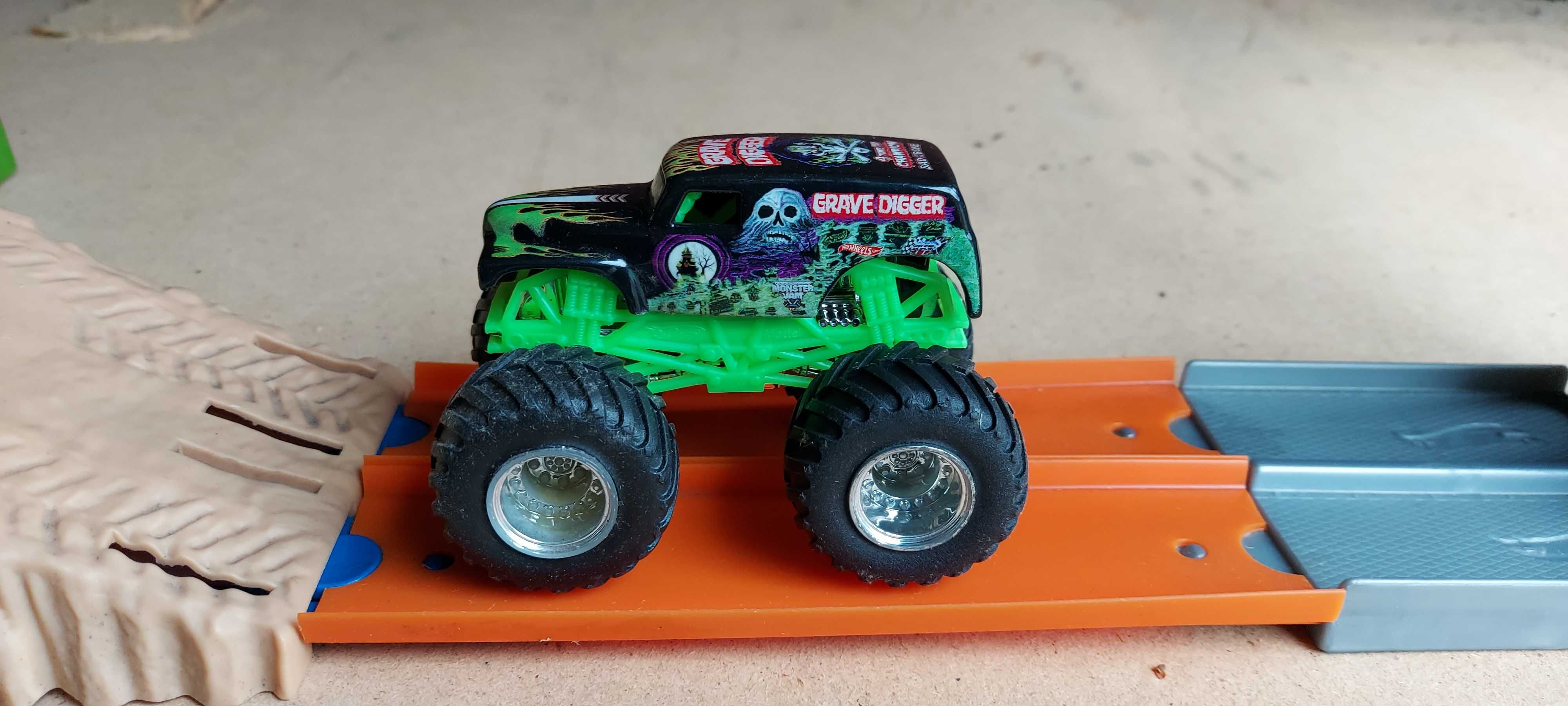 Hot wheels 2 wyrzutnie dinosaur i transformers