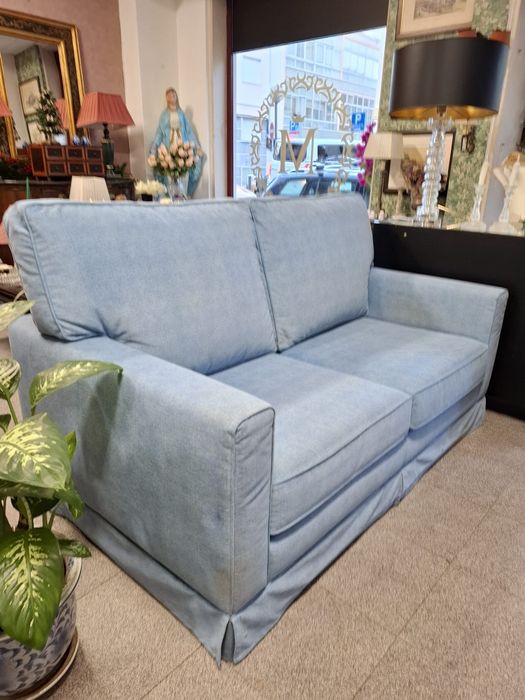 Sofá 2 Lugares em Tecido Azul. Conforto e Elegância.