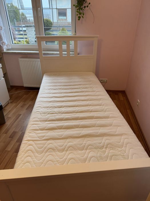 Łózko z materacem