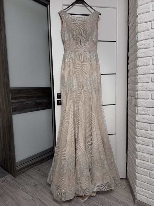 Весільна сукня в розмірі М