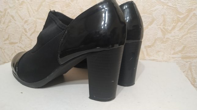 Женские черные ботинки