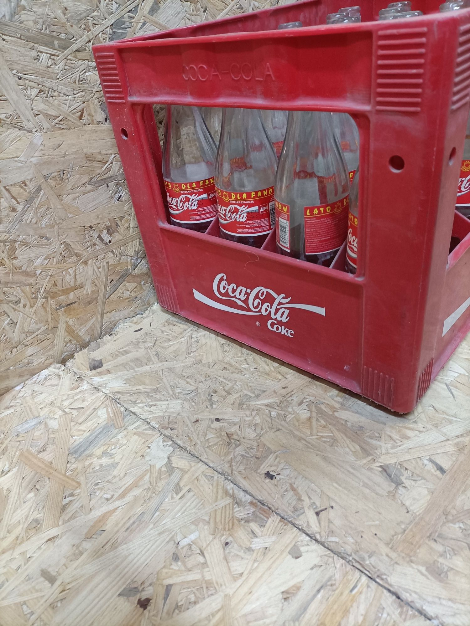 Skrzynka z butelkami coca cola z 98 roku