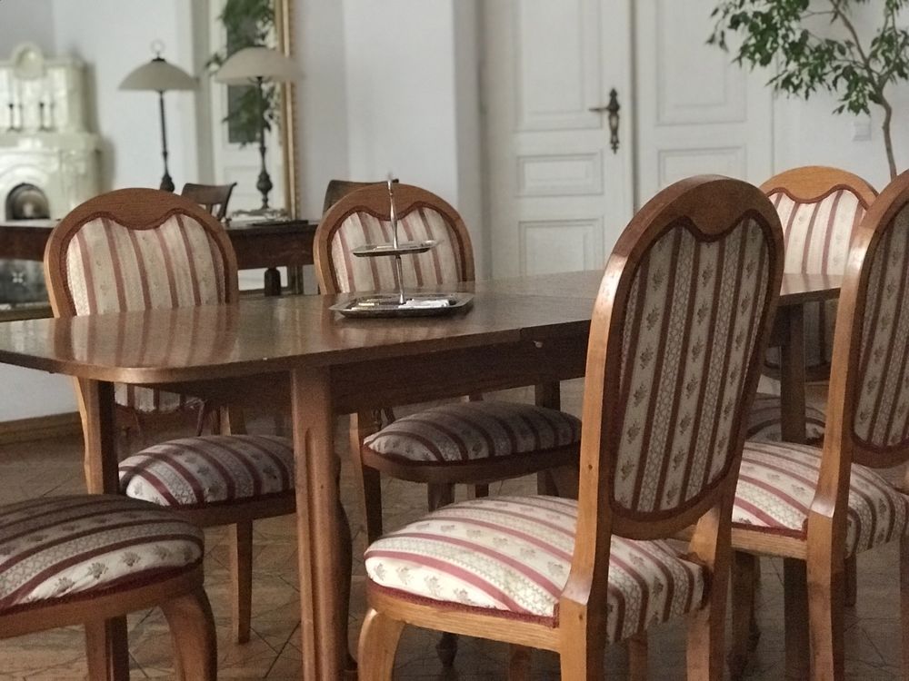Zgrabne krzesełka pałacowe + stół rozkladany