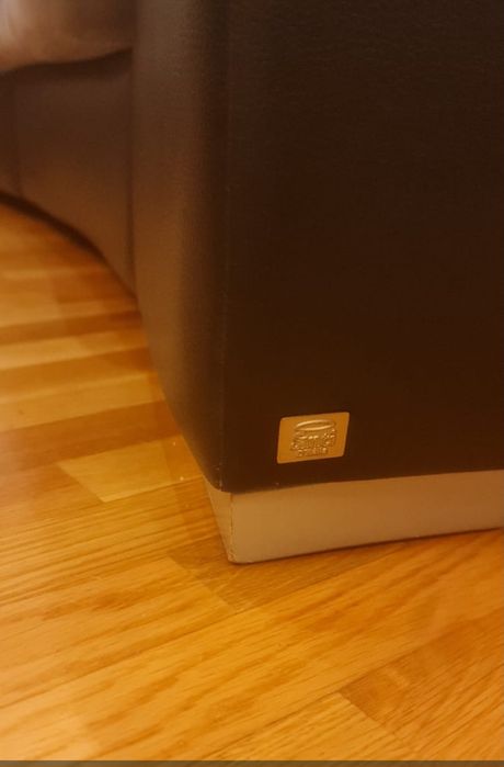 Sofá cinzento e preto