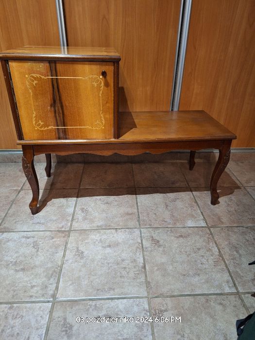 Stylowa komoda pięknie zdobiona