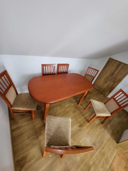 Stół z sześcioma krzesłami