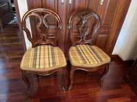 cadeiras em madeira maciça.