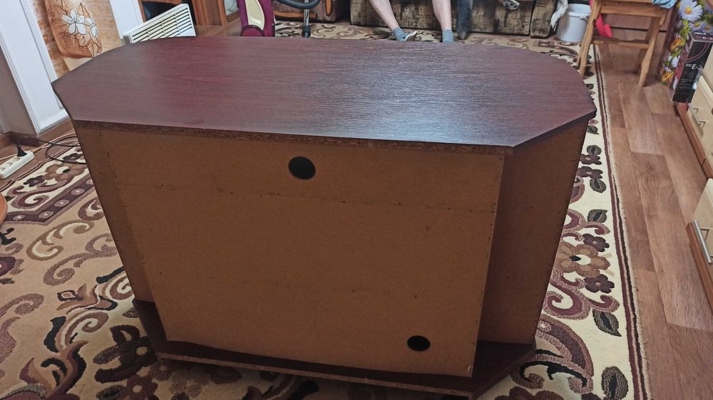 Продам тумбу під телевізор.
