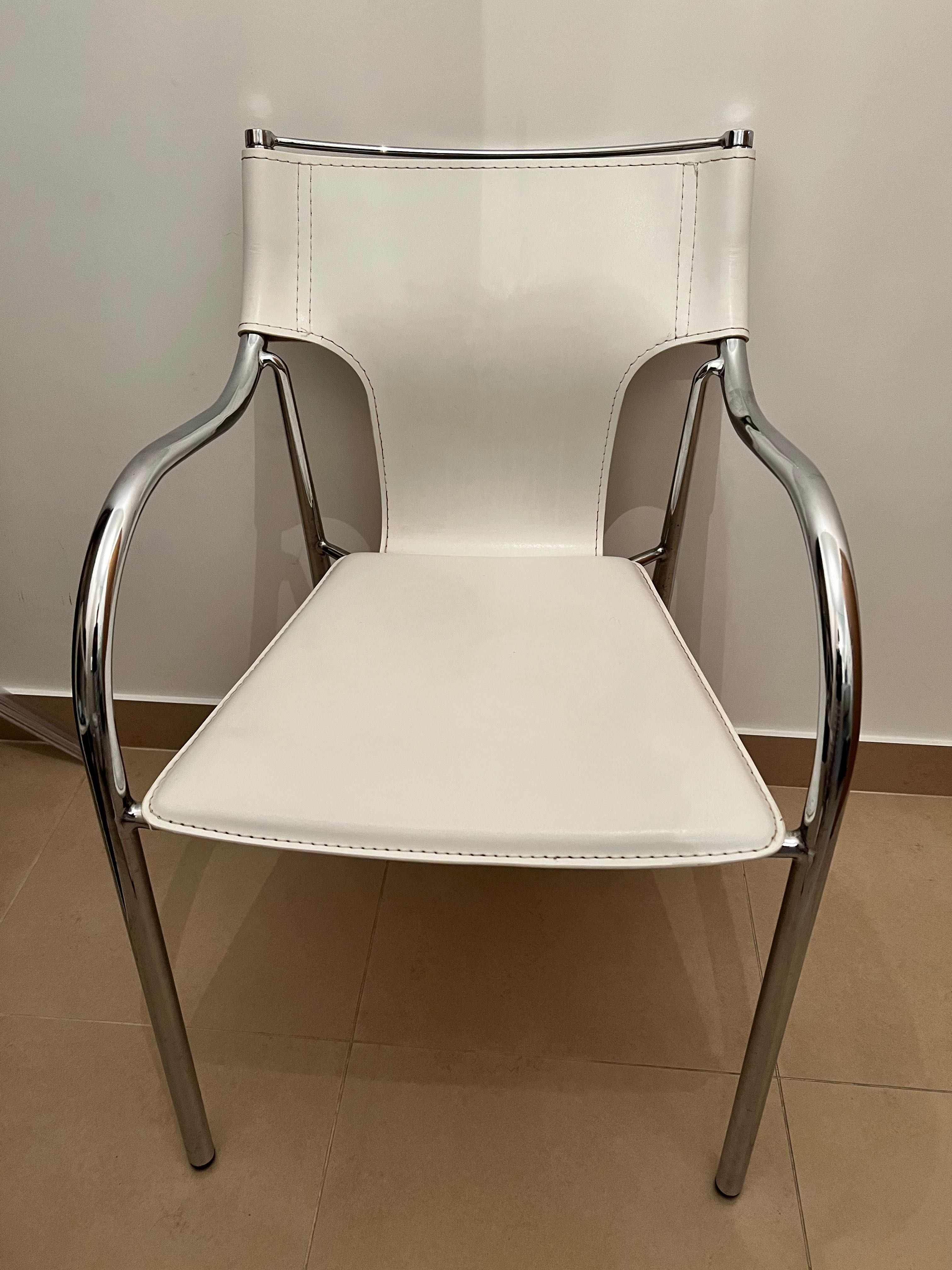 Cadeira  cor branca