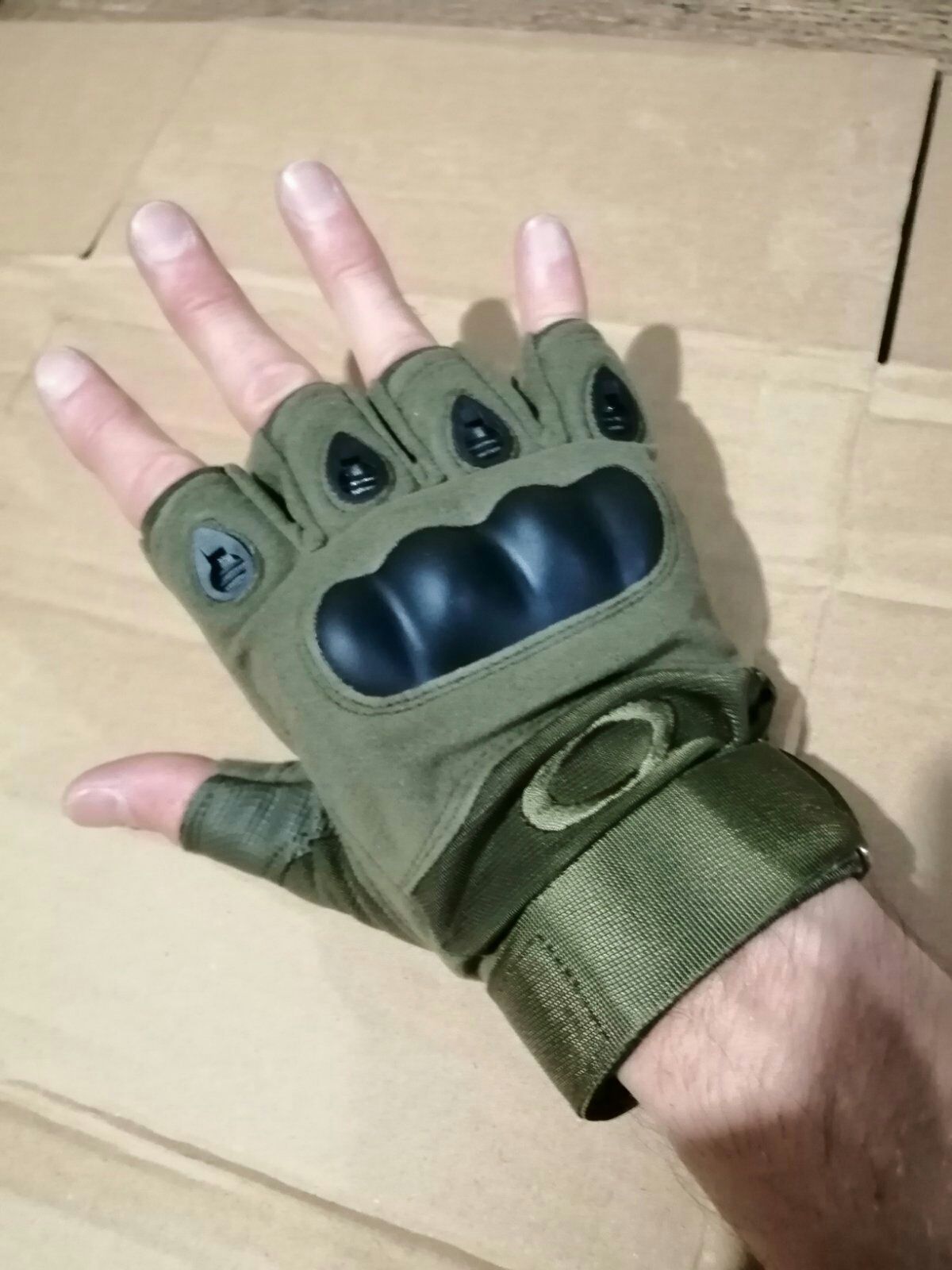 Перчатки без пальцев с защитой.