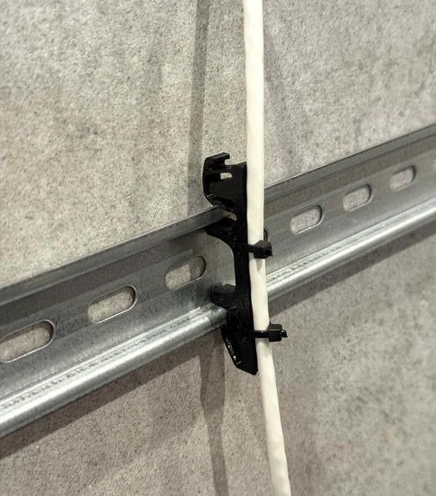 Uchwyt, prowadnica kabla na szynę DIN 35 mm – grubość 6 mm