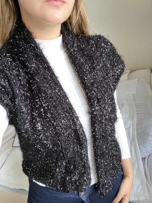 Czarna kamizelka bolerko puchate eleganckie ze srebrną nitką