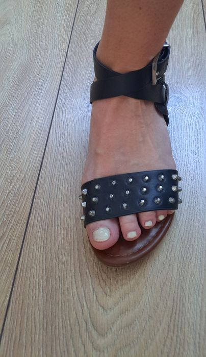 Sandały damskie ALDO w rozmiarze 36, czarne z ćwiekami, skóra.