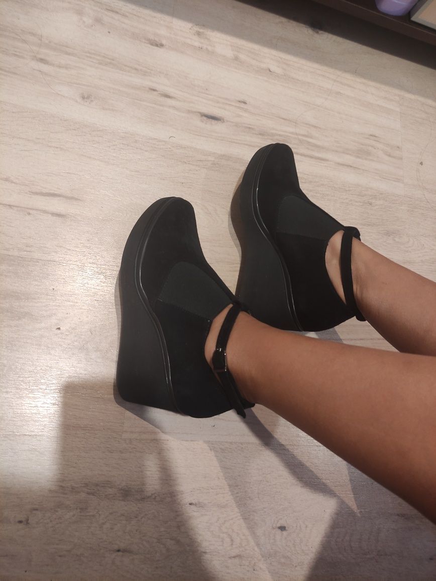 Buty na koturnie z naturalnego zamszu