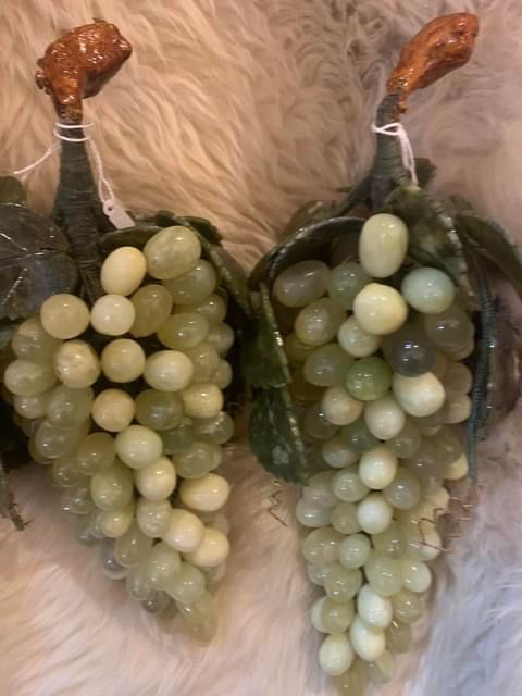 Grandes cachos de uvas em jade