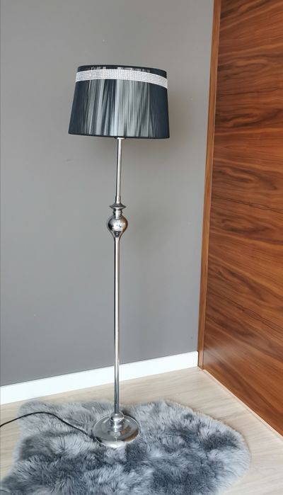Lampa podłogowa, czarny klosz, srebrna podstawa