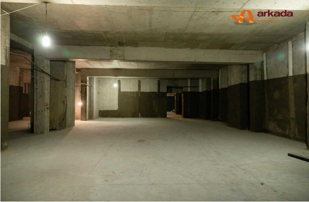 Просторе комерційне приміщення по вул. Євгена Коновальця