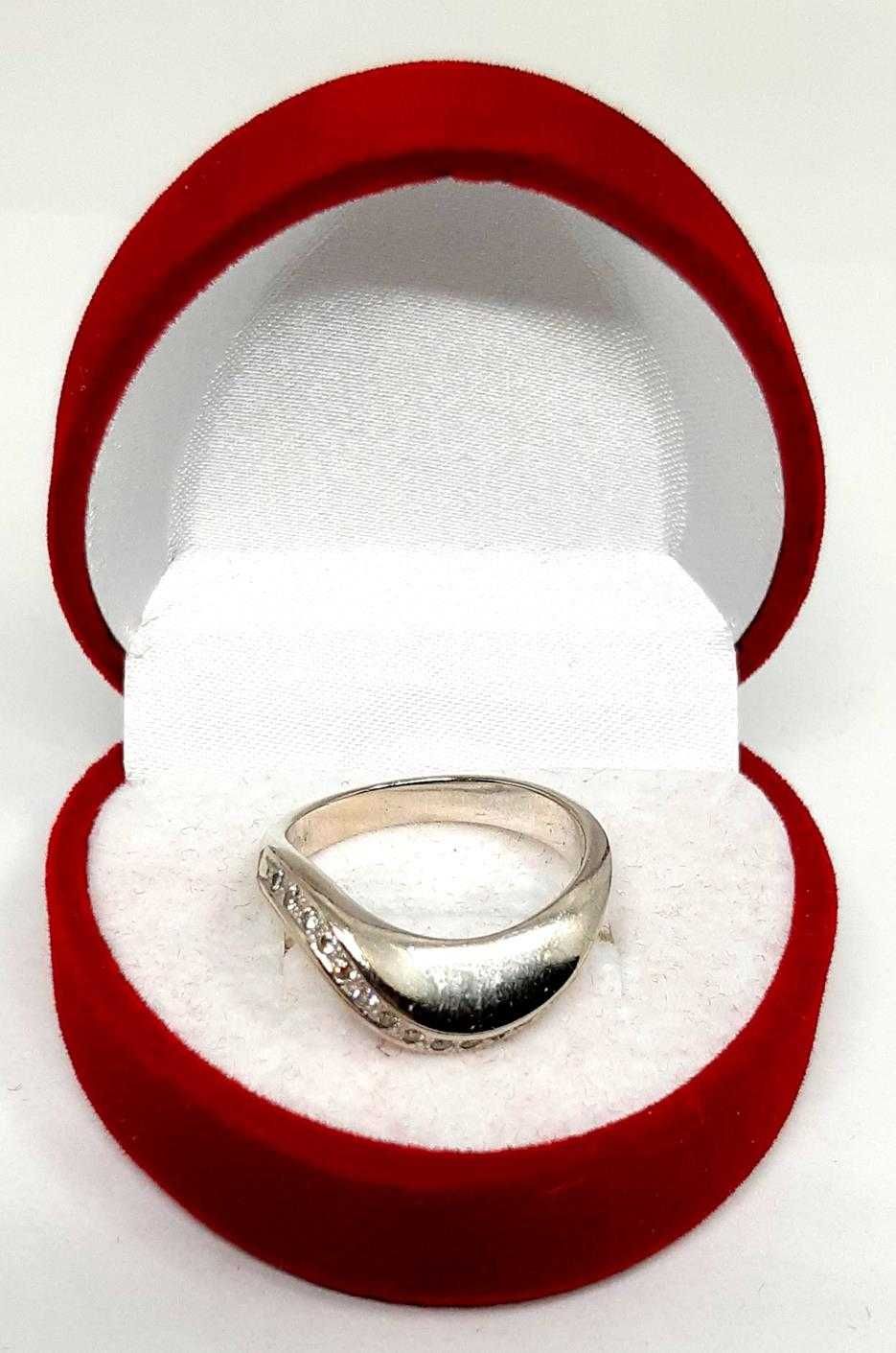 Złoty pierścionek z Diamentami 0,18ct PR.585 W:4,39gr R.15 InterSKLEP