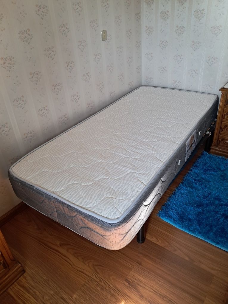 Cama solteiro com bom  colchão praticamente nova  190x90