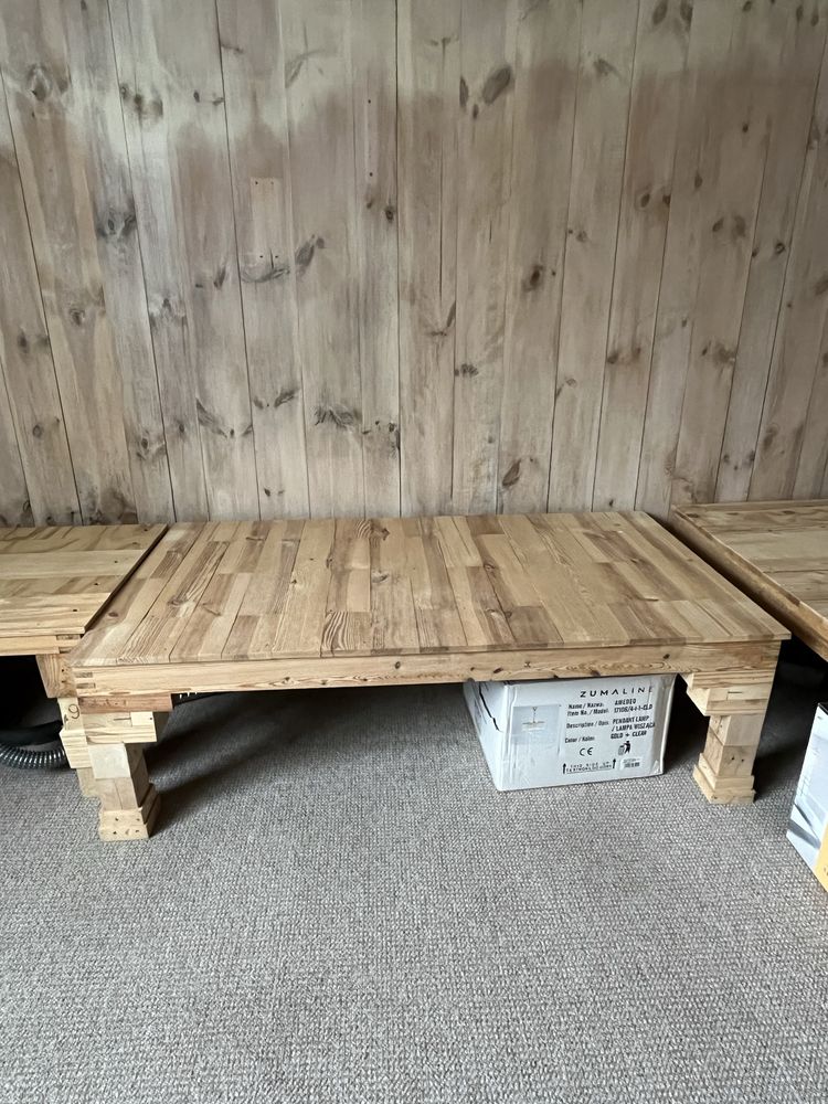 Trzy drewniane prostokątne stoły z drewna sosnowego