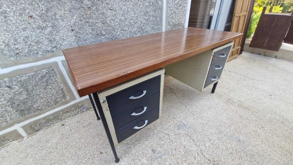 Várias secretarias bom estado