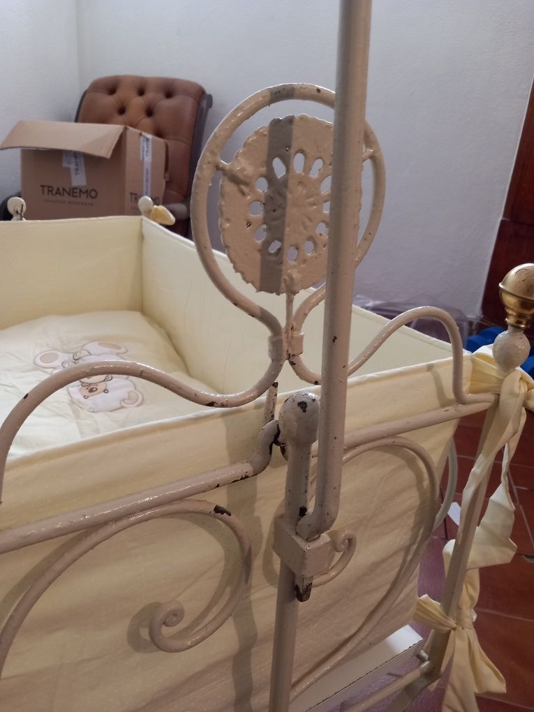 Berço para bebé em ferro