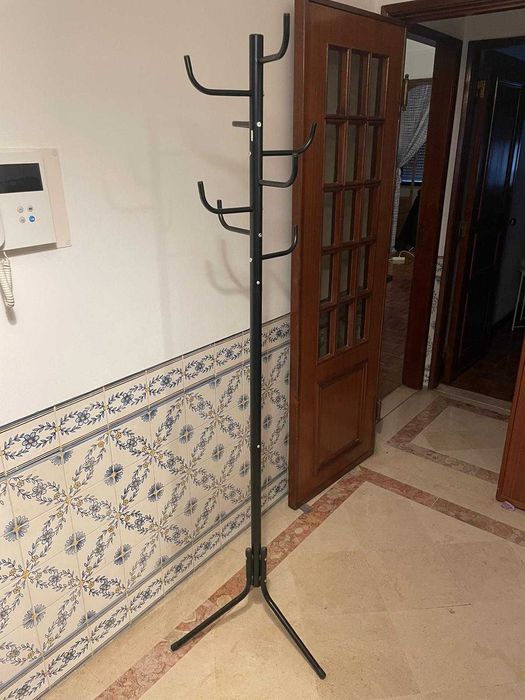 Estante de pé - preto