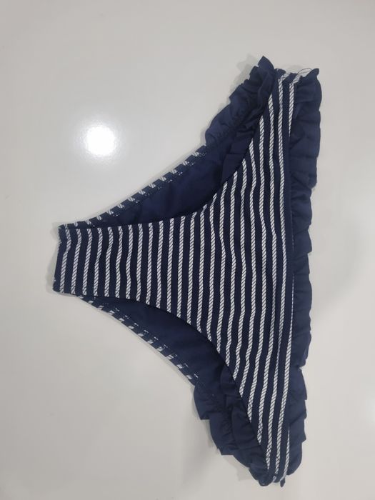 Cueca de bikini azul escura