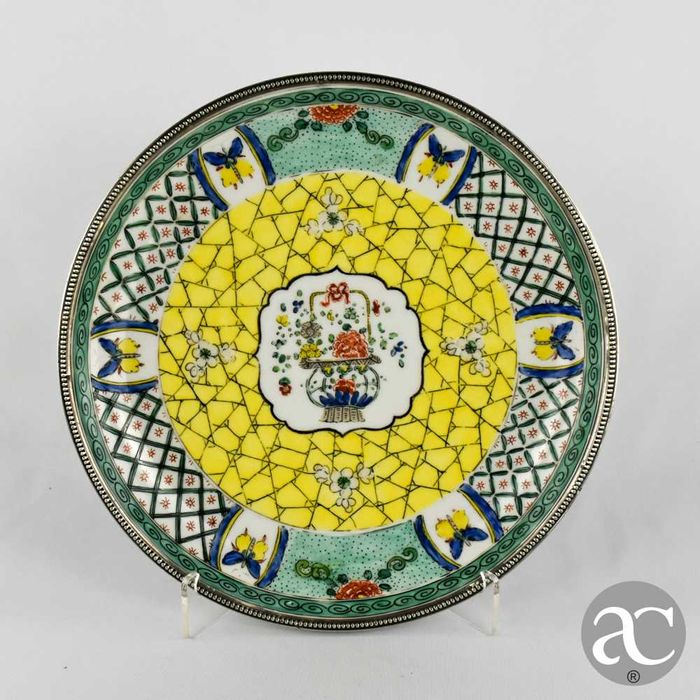 Prato em porcelana com bordo em prata francesa