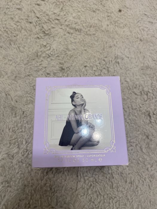 Ariana Grande pudelko