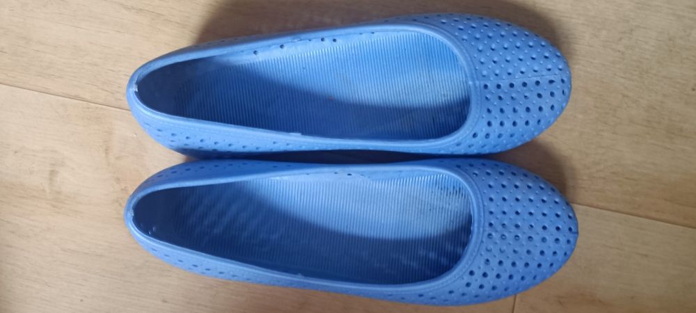 Віддам безкоштовно взуття