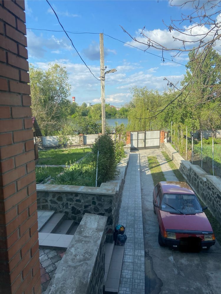 Продам затишний будинок біля водойми, 5 кімнат(3окремі), гараж на 2а/м