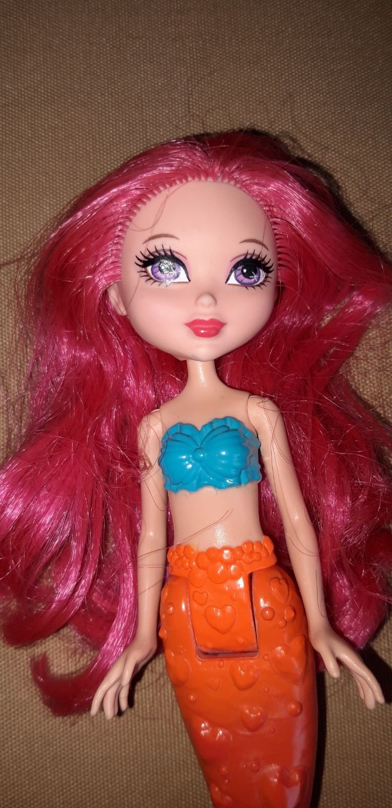 Кукла Барби-русалка с розовыми волосами.