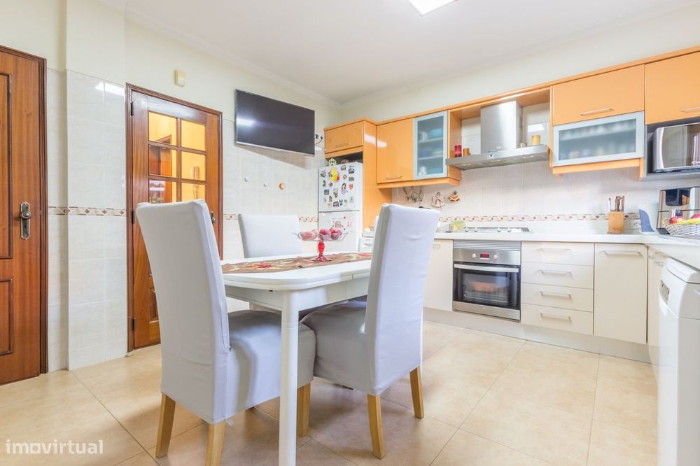 Quinta do Conde - Moradia Geminada de 4 + 1 assoalhadas