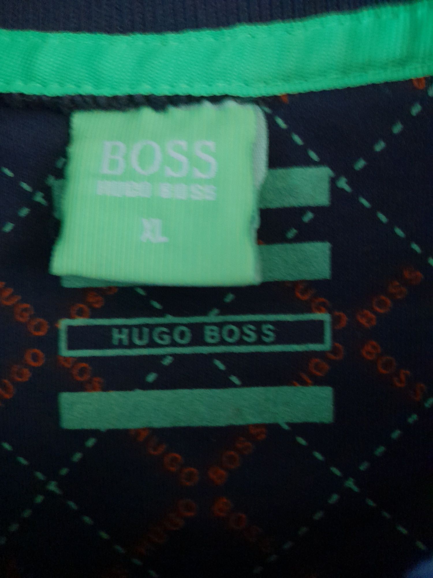 Hugo Boss i Springfield теніски.